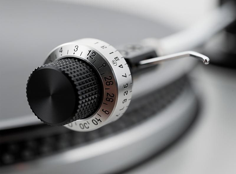 Tonearm counterweight close-up