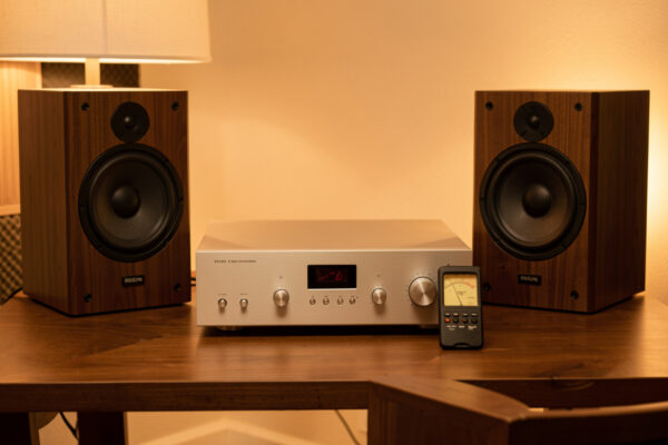 Amplifier and bookshelf speakers with a sound level meter for sensitivity matching
