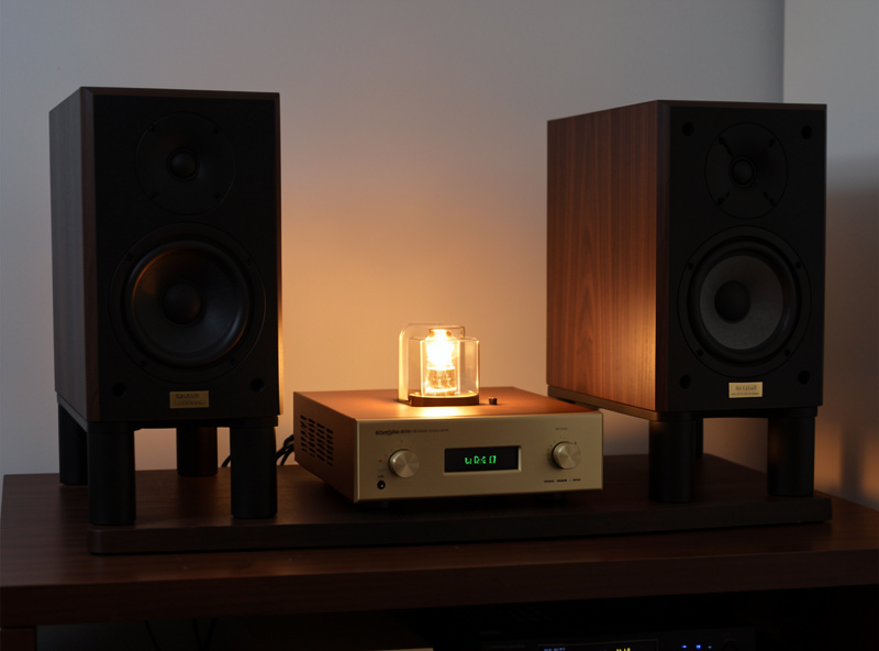 Tube integrated amplifier paired with high-sensitivity bookshelf speakers on stands