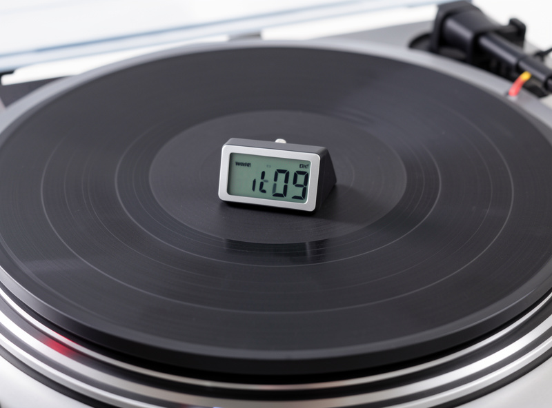 Digital stylus force gauge measuring tracking force on a turntable platter