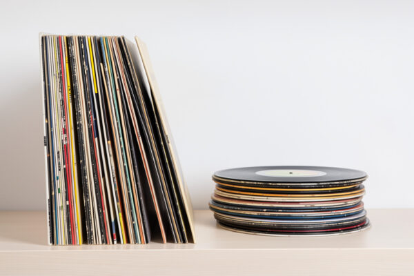Store vinyl records vertical or horizontal