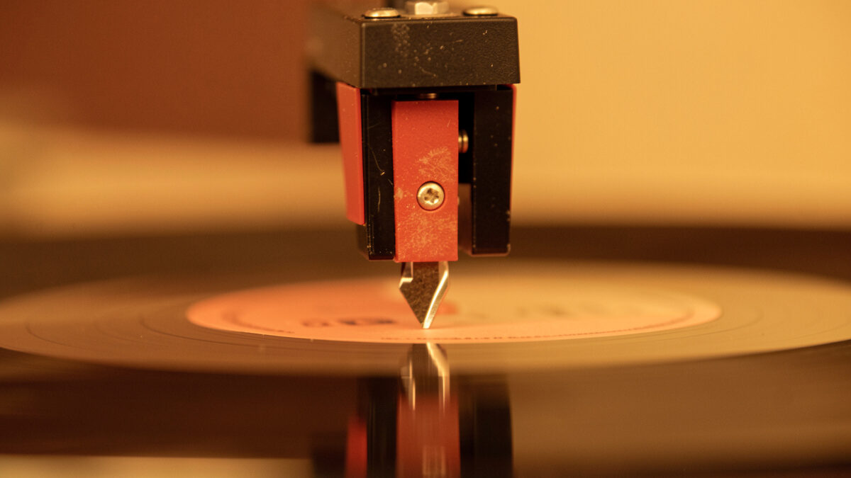 Head-on view of a stylus showing azimuth tilt on a record