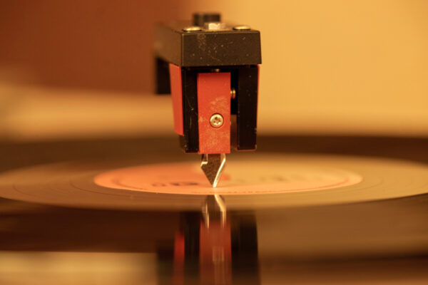 Head-on view of a stylus showing azimuth tilt on a record