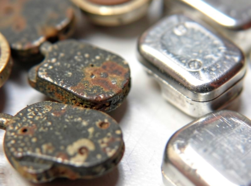 Oxidized dull cartridge lead clips next to shiny fresh ones